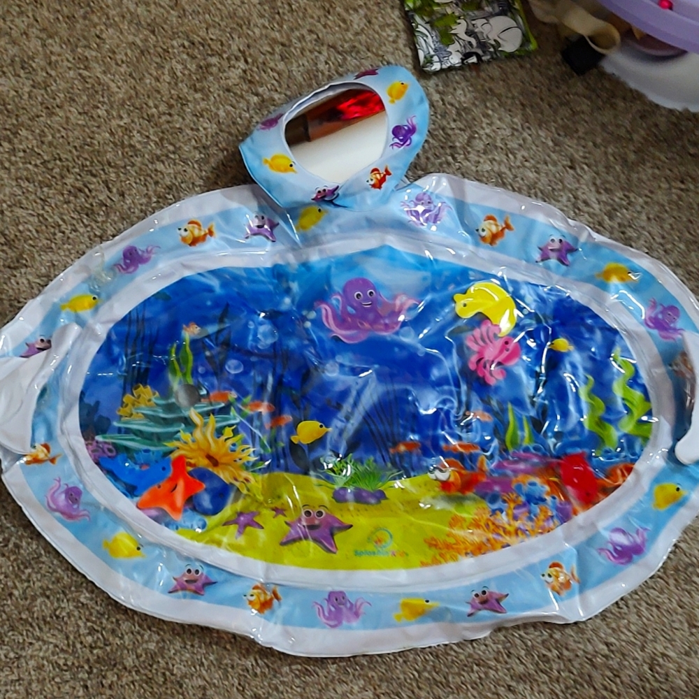 Inflatable floor water play mat